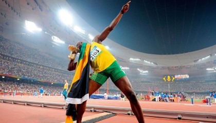 开云·体育全站登录地址-【热点战术】教练如何应对对手的特殊防守布置，教练员非常耐心不厌其烦地给队员们讲解战术安排